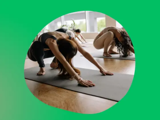 Güçlendirilmiş Vinyasa: Orta Seviye Yoga Akışı
