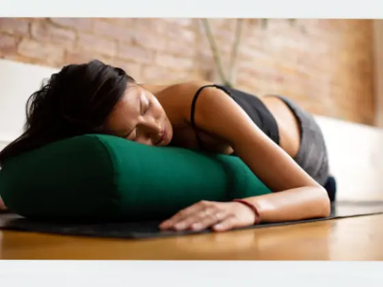 Yoga tranquille et calme – Allongé dans l'abandon